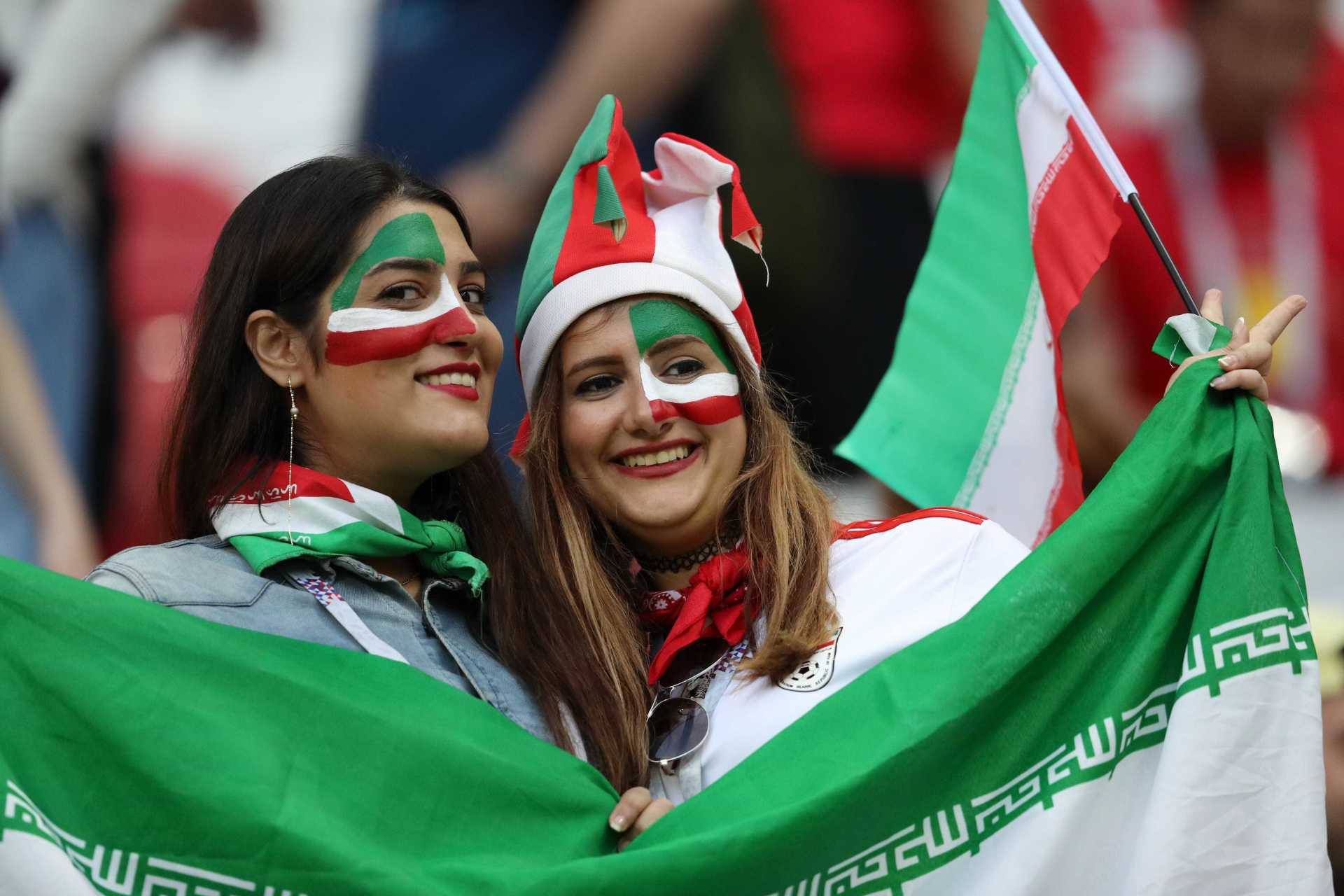 Mulheres iranianas conquistam direito de ir ao estádio, mas separadas dos  homens, Esportes